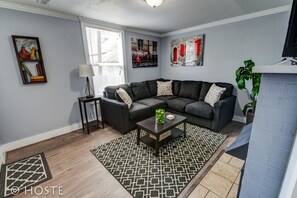 Living room - City Center Cottage Netflix, Mtns & Adventure! (Colorado Springs)