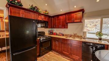 House (2 Bedrooms) | Dapur peribadi | Peti sejuk/penyejuk beku saiz penuh, ketuhar, pembancuh kopi/teh