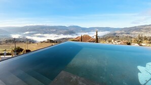 A clear view of a swimming pool with a mountainous landscape in the background. - BHDouro (Baiao)