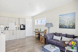 Smart TV, stereo - Top Meadow - a lodge that sleeps 2 guests in 1 bedroom (Georgeham)