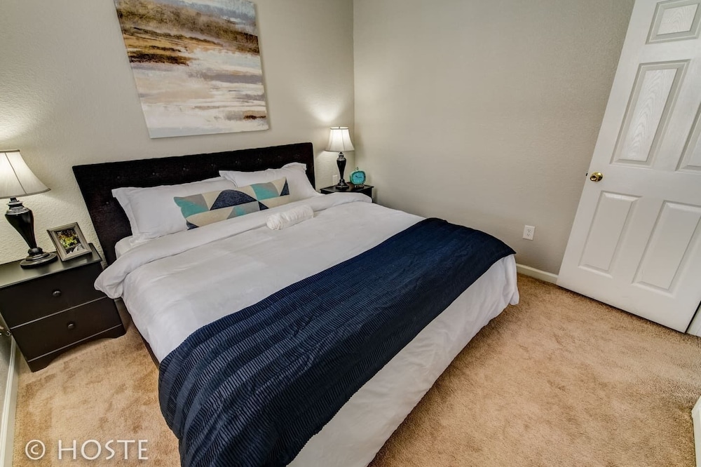 1BR Downtown Townhome King Bed, 5 Min to Shops