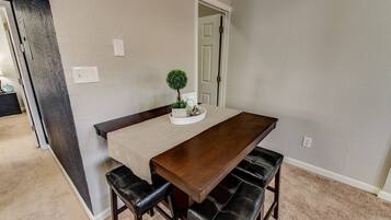 Apartamento (1 Bedroom) | 1 quarto, ferros/tábuas de passar roupa, Wi-Fi, roupa de cama