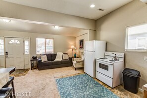 Appartement (1 Bedroom) | Cuisine privée | Réfrigérateur grande capacité avec congélateur, un four
