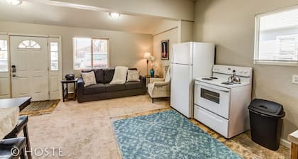 1BR Downtown Townhome King Bed, 5 Min to Shops