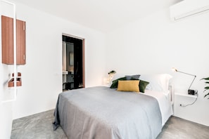 Premium bedding, down duvets, pillow-top beds, individually decorated - Microcosmo La Spezia (La Spezia)