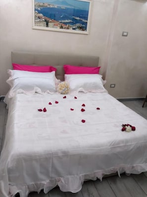In-room safe, cots/infant beds, free WiFi, bed sheets - Dante Rooms (Naples)
