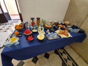 Free daily buffet breakfast - Dante Rooms (Naples)