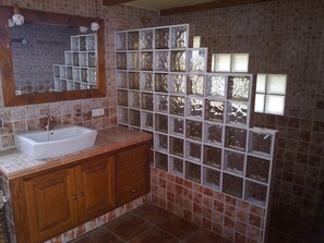 Shower, hair dryer, bidet, towels - House dating from 1760, Built in archilla stone and Tea wood (Tijarafe)