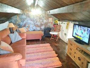 Smart TV, DVD player, books, stereo - House dating from 1760, Built in archilla stone and Tea wood (Tijarafe)