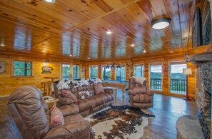Smart TV, fireplace, DVD player - Breathtaking Mountain Views, Propane Fire Pit, Minutes to Nat’l Park. (Sevierville)