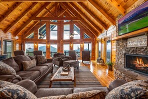 Smart TV, fireplace, DVD player - Breathtaking Mountain Views, Propane Fire Pit, Minutes to Nat’l Park. (Sevierville)