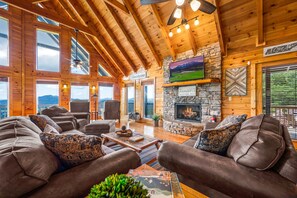Smart TV, chimenea y reproductor de DVD 