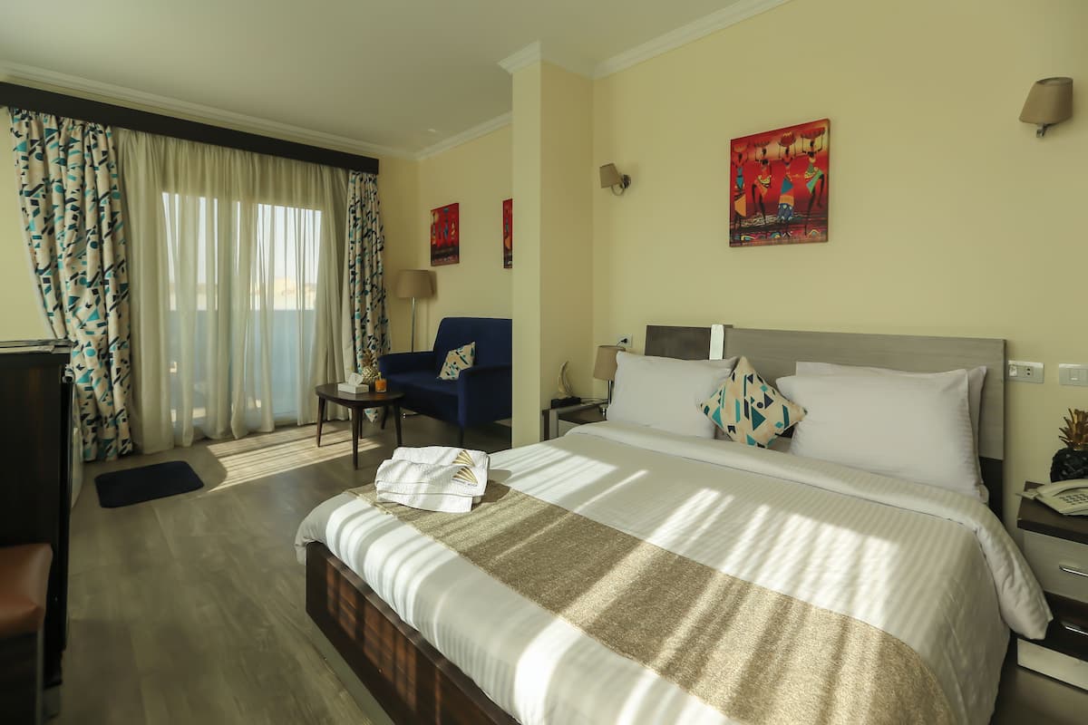 Executive Double Room, Jetted Tub (Pyramids View) | 1 bedroom, minibar, in-room safe, desk