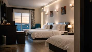 Phòng 3 Deluxe, ban công (Pyramid view) | Minibar, két bảo mật tại phòng, bàn, phòng cách âm