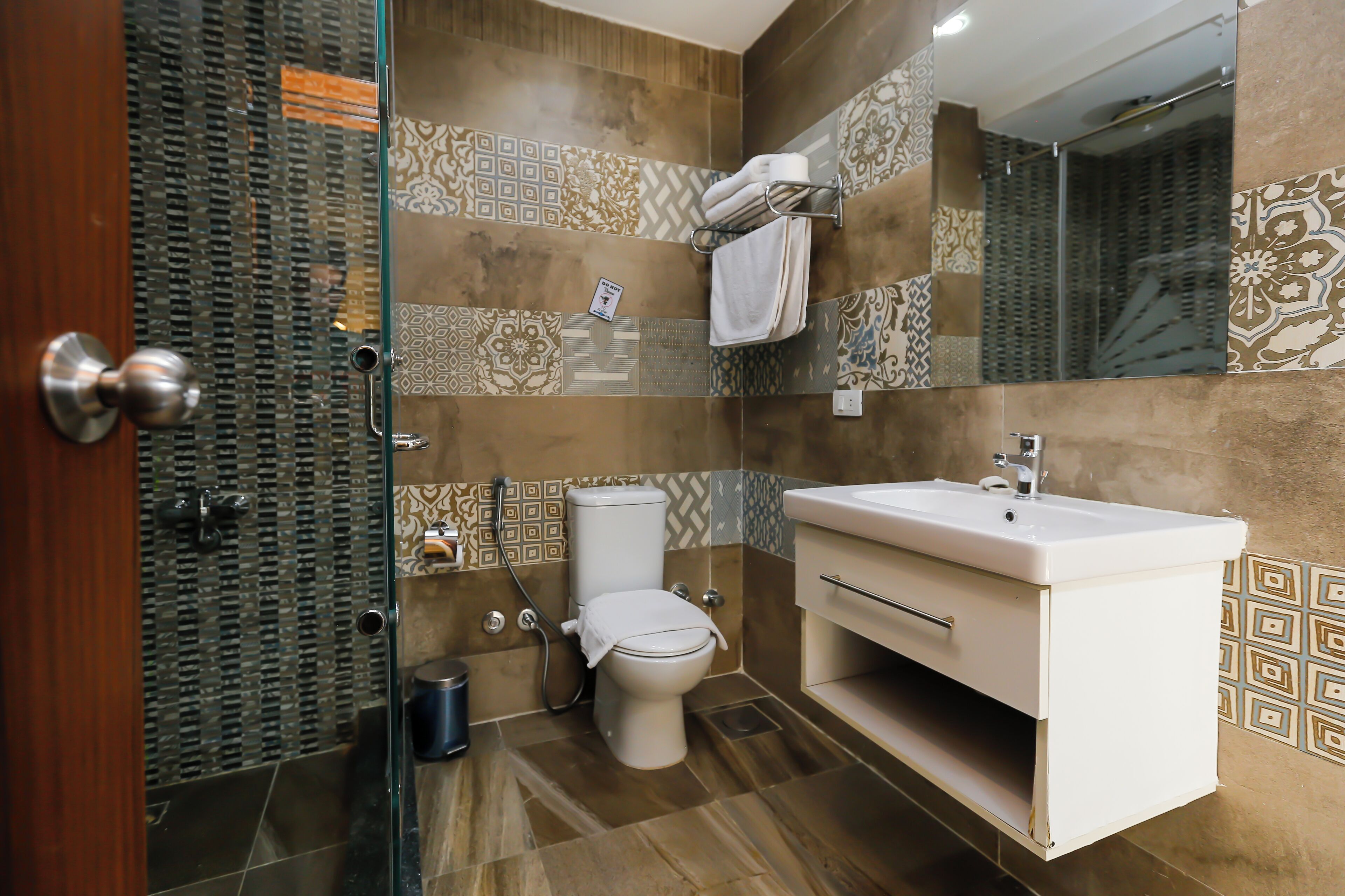 executive double room, jetted tub (pyramids view) | bathroom | shower, rainfall showerhead, designer toiletries, hair dryer