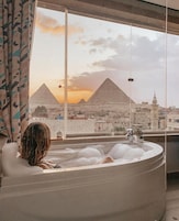 Suite ejecutiva, bañera de hidromasaje (Pyramids View) | Minibar, caja fuerte, escritorio y sistema de insonorización