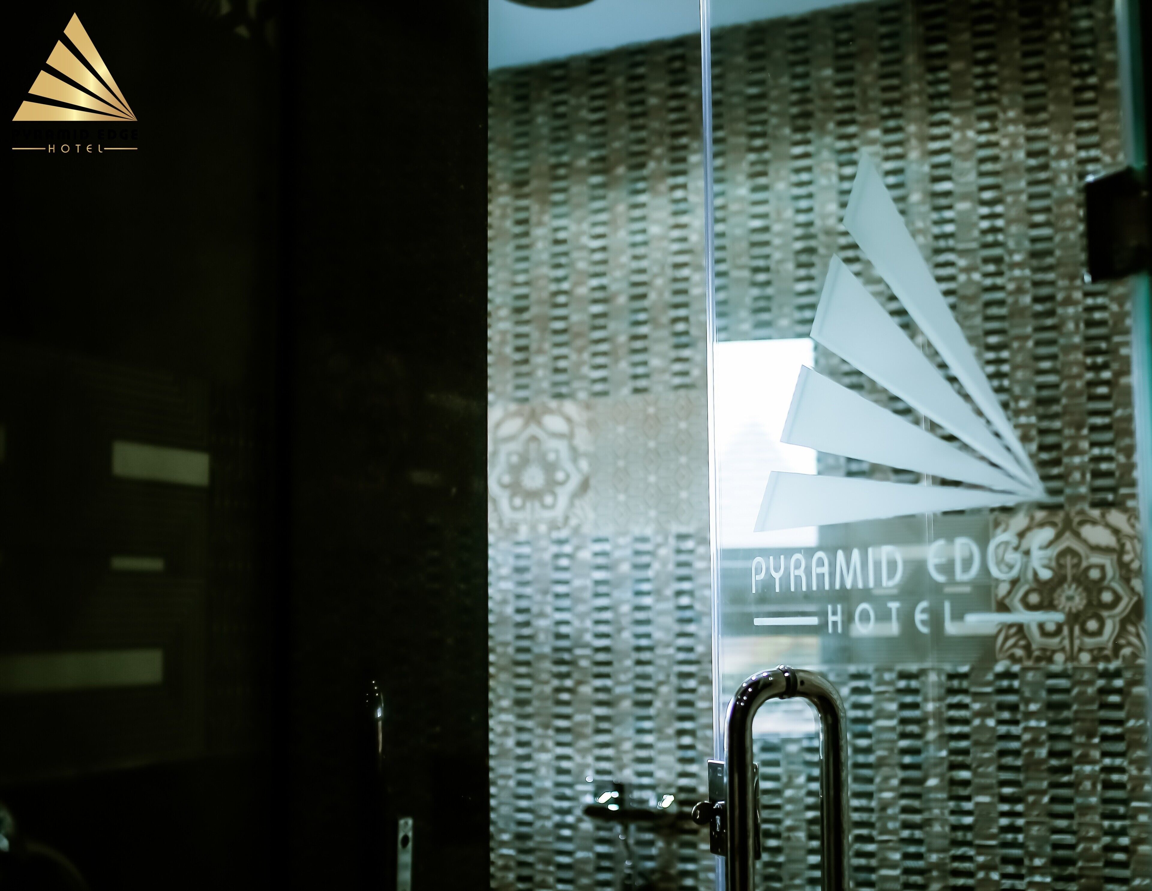 executive suite, jetted tub (pyramids view) | bathroom shower