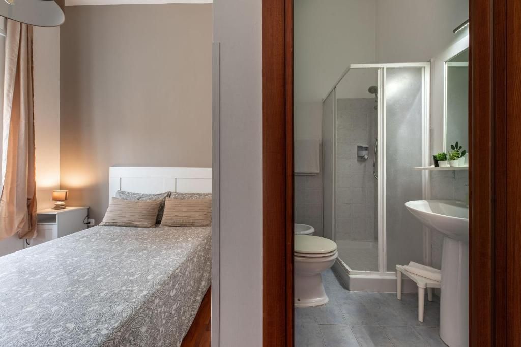 Une chambre à coucher avec un lit, une table de chevet et une commode.
