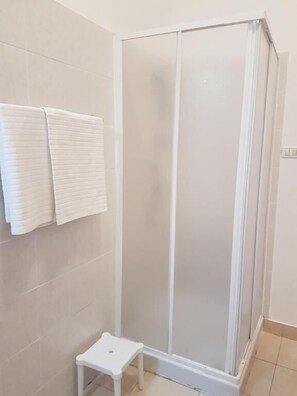 Dusche, Haartrockner, Bidet, Handtücher