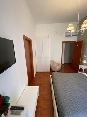 Escritorio, espacio para trabajar con laptop y cortinas blackout 
