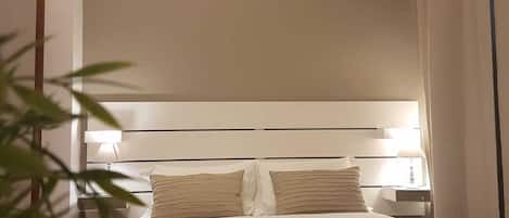 Comfort driepersoonskamer, balkon | Een bureau, een laptopwerkplek, verduisterende gordijnen, gratis wifi