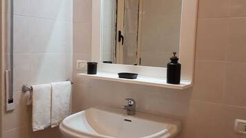 Doppia Deluxe, balcone | Lavandino