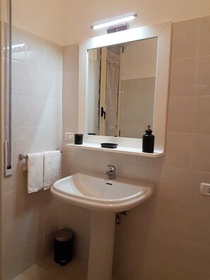 Chambre Double Deluxe, balcon | Lavabo de la salle de bain