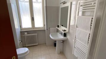Doccia, asciugacapelli, bidet, asciugamani
