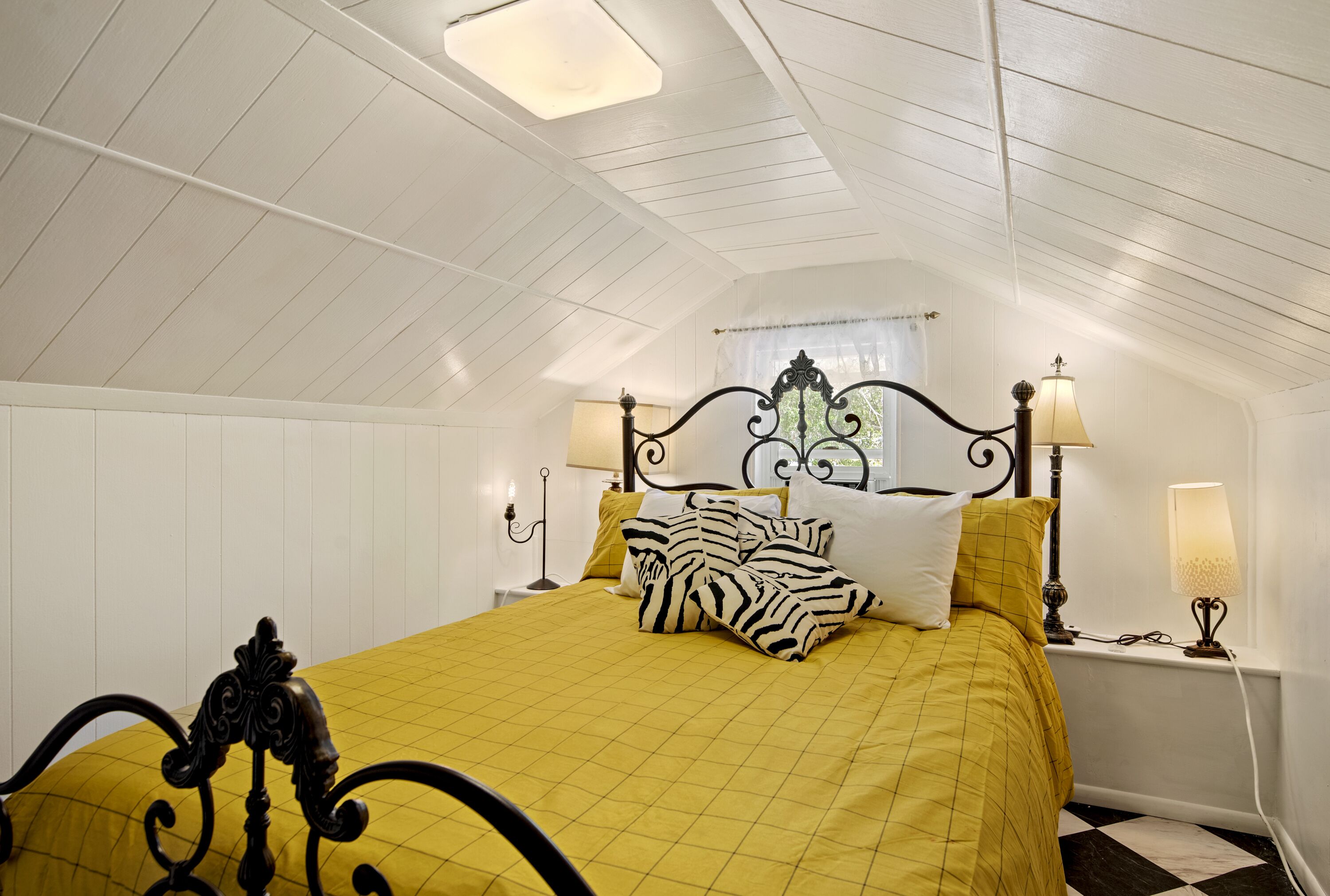 UNIQUE!~Hot Tub~Hiking Trails~Escape Reality!