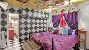 3 soverom, skrivebord, strykejern/-brett og reiseseng for barn