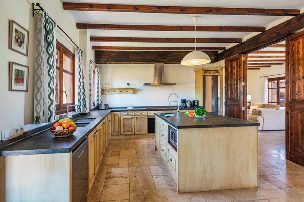 Fridge, microwave, oven, dishwasher - Villa Pletessa Nova - Four Bedroom Villa, Sleeps 8 (Felanitx)