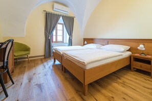 Standard-Zweibettzimmer | Schreibtisch, laptopgeeigneter Arbeitsplatz, schallisolierte Zimmer