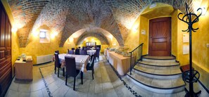 每日供应自助式早餐（每人 EUR 6）