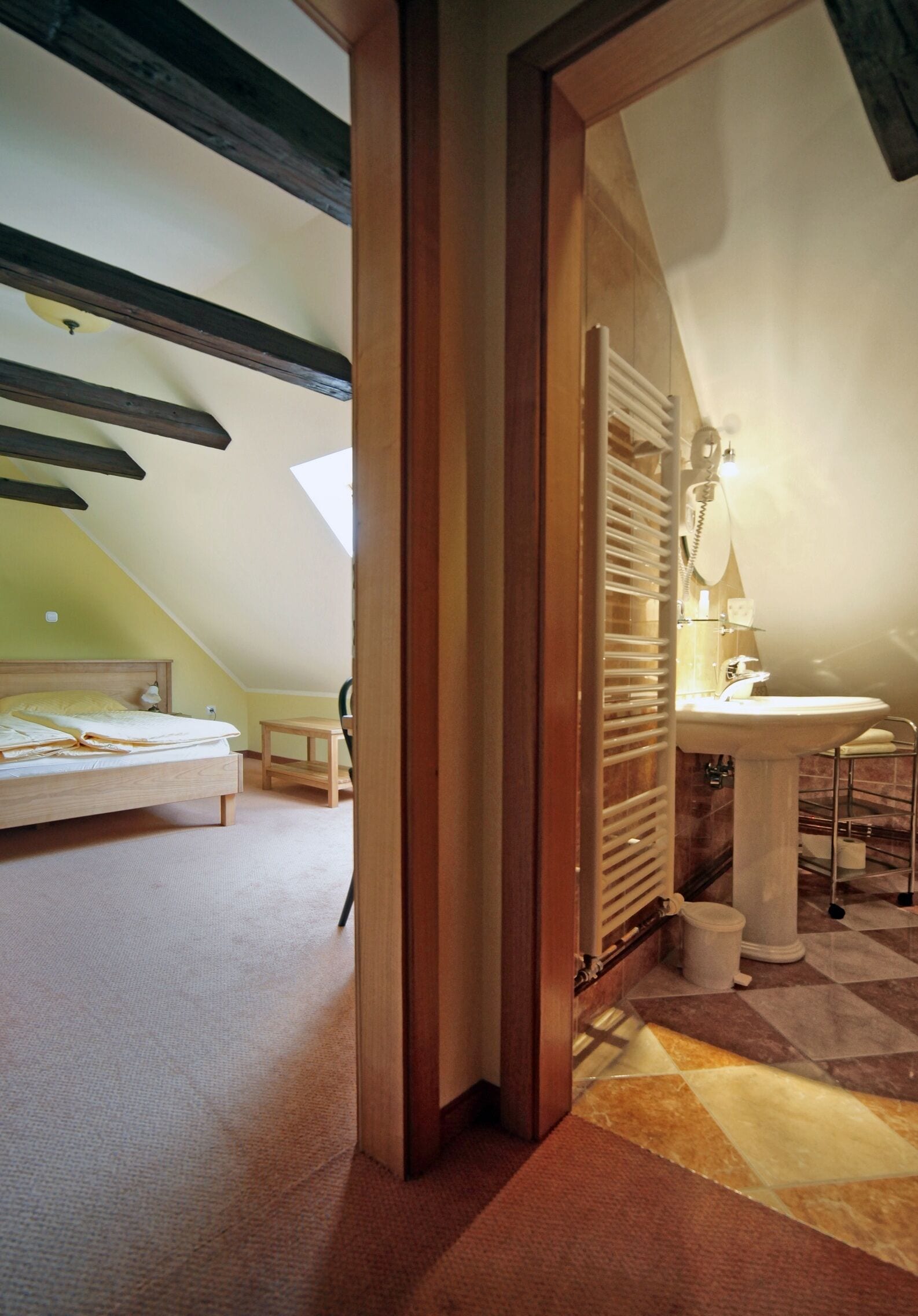 Schreibtisch, laptopgeeigneter Arbeitsplatz, schallisolierte Zimmer