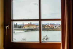 舒适三人房 | 办公桌、笔记本电脑工作区、隔音、免费 WiFi