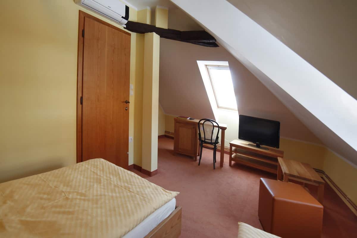 Twin Room, City View | 1 bedroom, desk, laptop workspace, soundproofing