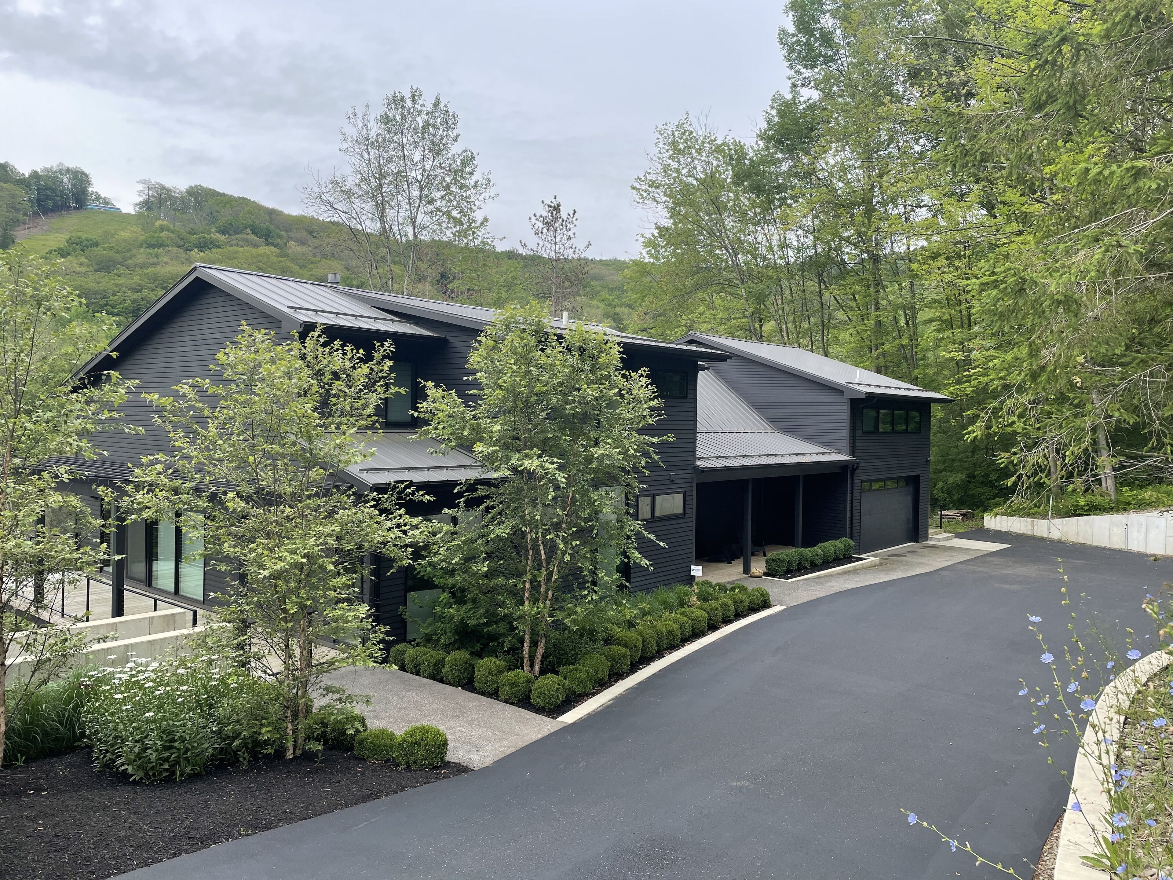 Black Diamond- One of Kind Spectacular Ski-in-Ski-Out House Overlooking Slopes