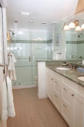 Condo, 2 Bedrooms, 2 Bathrooms, Gulf Front | 浴室 | 吹风机、毛巾