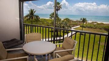 Condo, 2 Bedrooms, 2 Bathrooms, Gulf Front | Vista desde la habitación