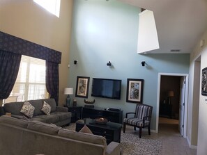 House | Living room | Flat-screen TV, DVD player