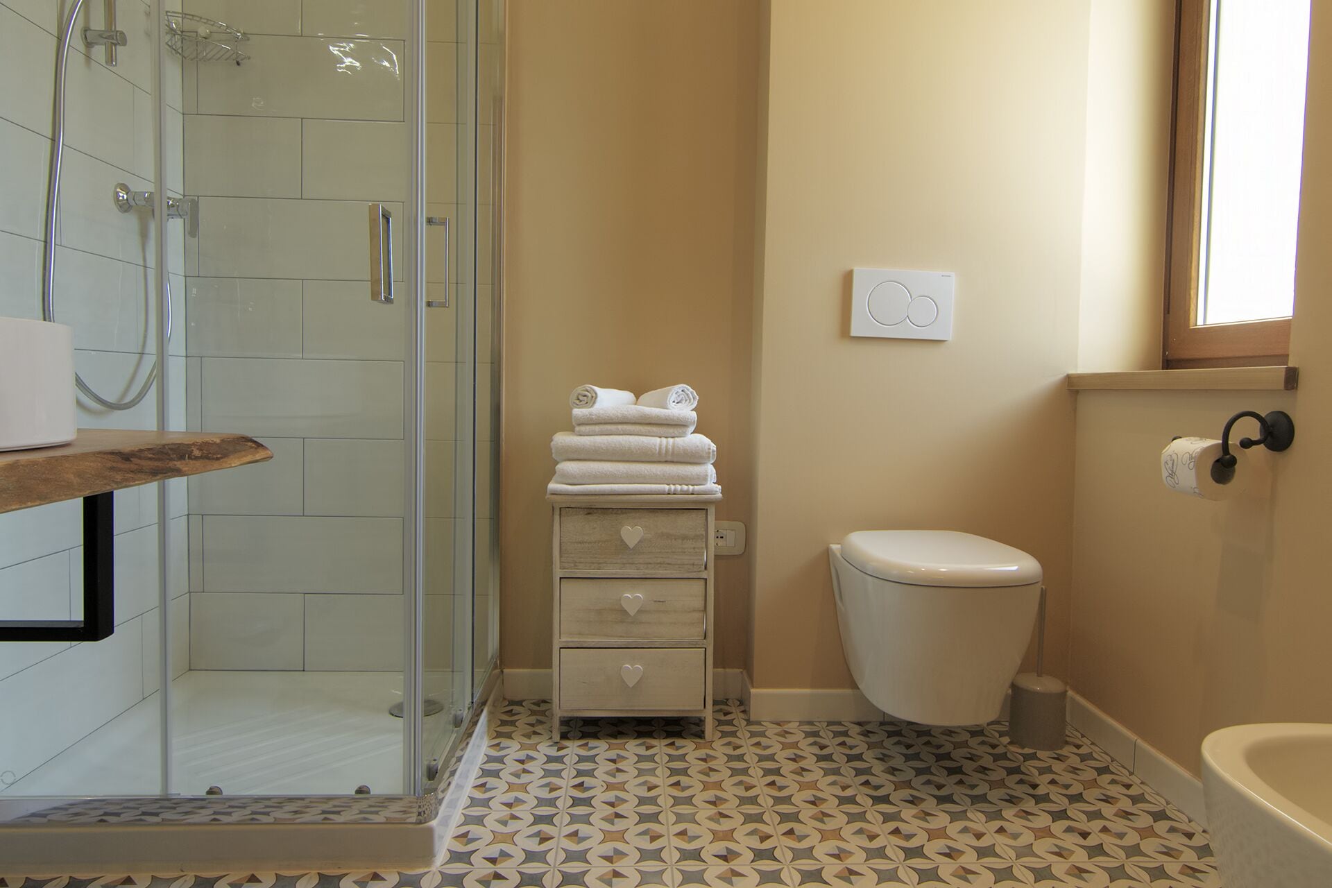 Een douche, een haardroger, een bidet, handdoeken