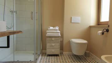 Een douche, een haardroger, een bidet, handdoeken