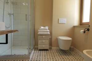 Een douche, een haardroger, een bidet, handdoeken