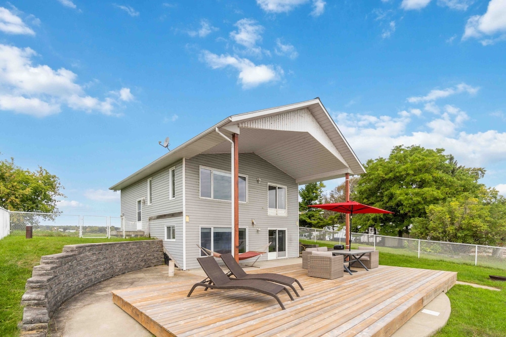 Private Modern House on the St Lawrence River (JOHNSTOWN, ONTARIO 🇨🇦)
