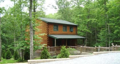 The Cardinal log cabin. Wrap around deck, firepit. Next to Pipestem resort park.