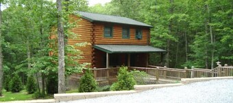 Cardinal bjælkehytten. Wrap omkring dækket, ildsted. Ved siden af Pipestem resort park.