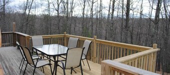 The Cardinal log cabin. Wrap around deck, firepit. Next to Pipestem resort park.