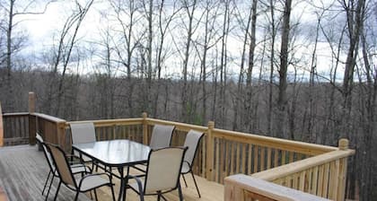 La cabaña de troncos Cardinal. Envuelva alrededor de la cubierta, hoguera. Junto al parque del complejo Pipestem.