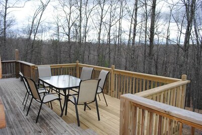 The Cardinal log cabin. Wrap around deck, firepit. Next to Pipestem resort park.