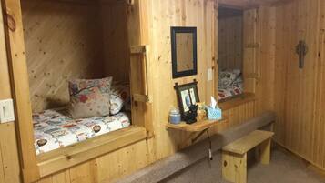 4 dormitoris, planxa i posts de planxar, wifi i roba de llit